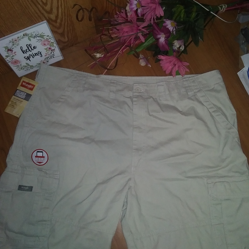 NWT wrangler relaxed straight cargo shorts